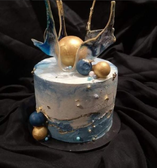 Blue, white and gold sugar cake with edible sugar glass sculpture and blue and gold edible baubles